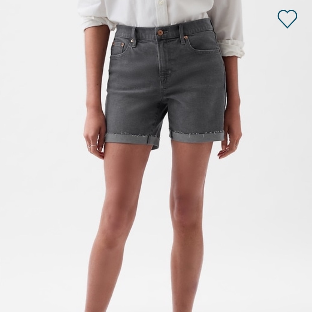 NWT! 5” Mid Rise Girlfriend Shorts